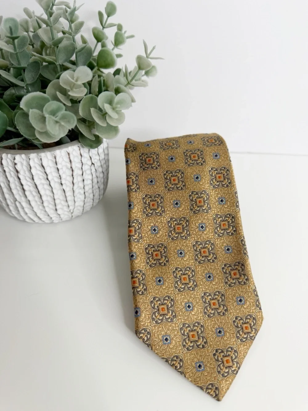 Jos. A. Bank Classic Gold Patterned Silk Tie Workwear 3 3/8” x 59‎ 1/2” Preppy